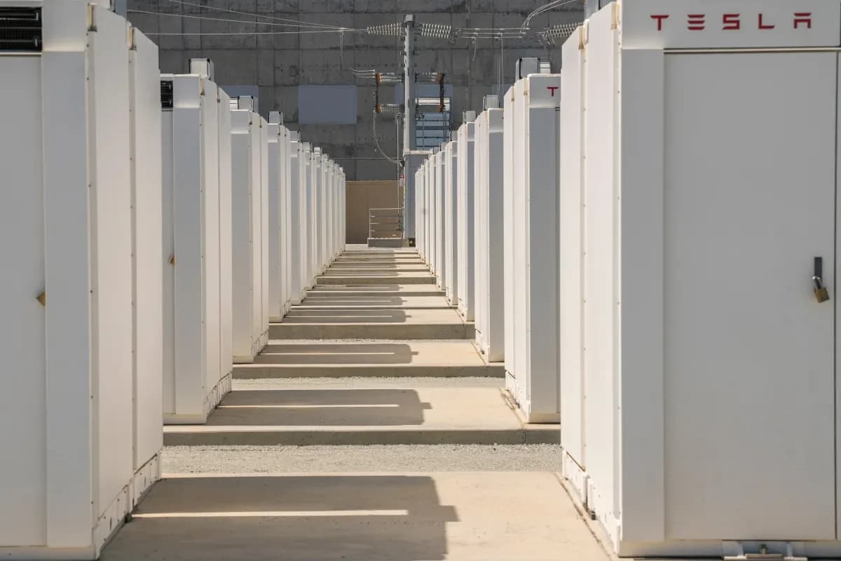 SpaceX закупила Tesla Megapack на $329 млн: ИИ-центрам нужна энергия без перебоев