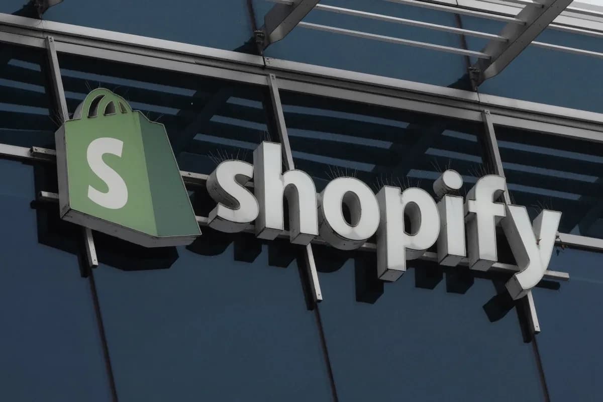 Shopify открыл оплату для AI-агентов: Amazon блокирует, а тут полный цикл покупки