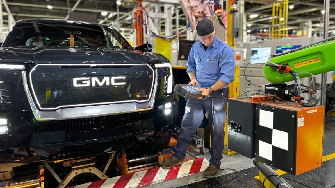 GM поставила 50 роботов на производстве, пока 1 300 уволенных рабочих ждут возвращения