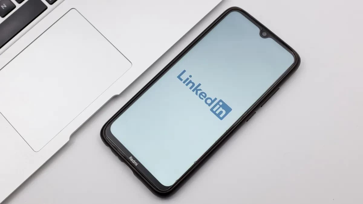 LinkedIn превратил 900 млн пользователей в детектор AI контента: 41% постов пишет нейросеть