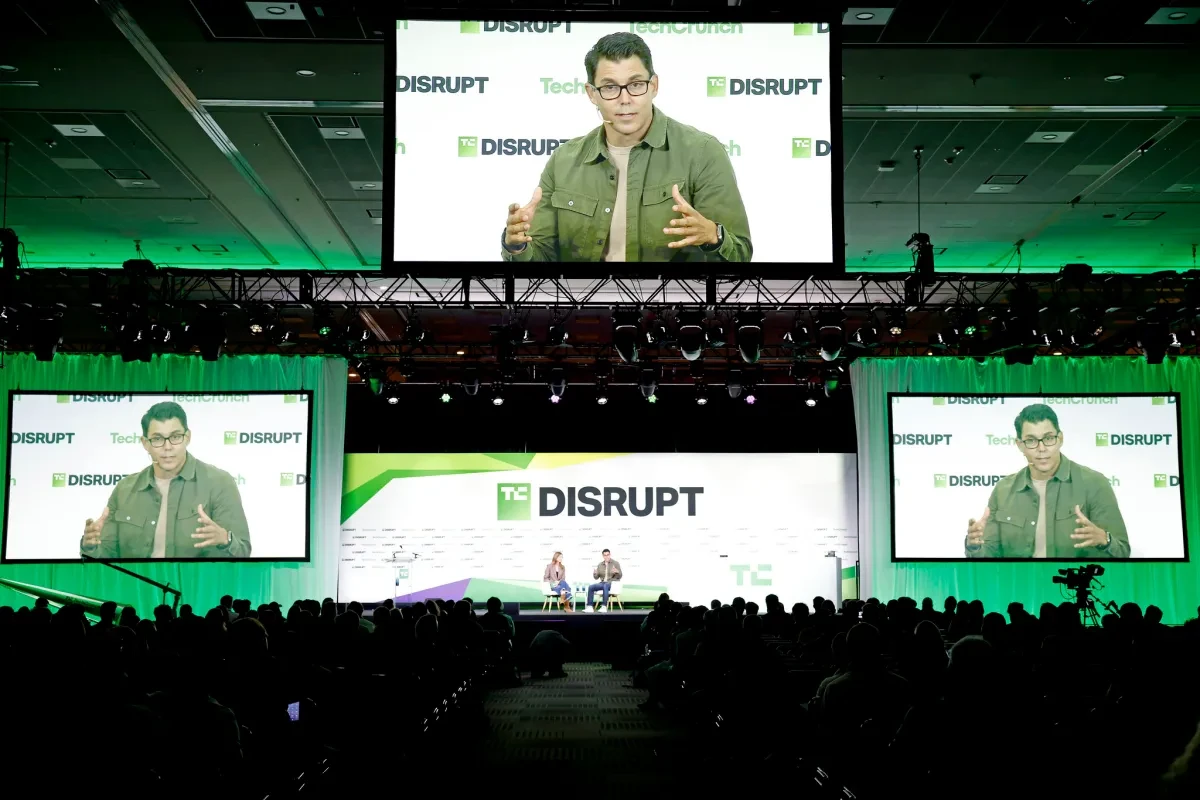 TechCrunch Disrupt 2026: 10 000 участников, роботы на сцене и $100 000 для стартапов